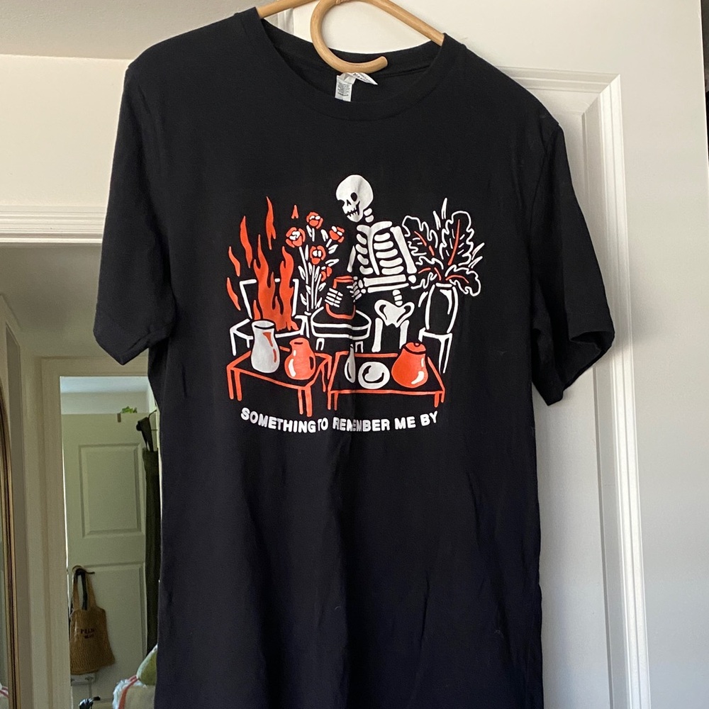 🌼 Black Graphic T-Shirt with Skeleton Design large Halloween shirt